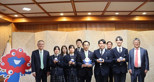 京都両洋高等学校吹奏楽部が来庁に出席する知事