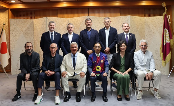 FCバルセロナの表敬訪問に出席する知事