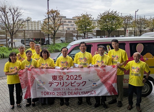 東京2025デフリンピックに向けた全国キャラバン活動PRカー出発式に出席する知事