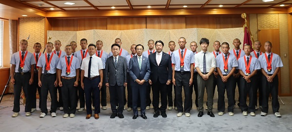 京都国際高等学校硬式野球部が来庁に出席する知事