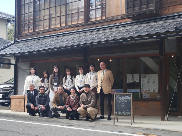 地域課題解決プロジェクトに出席する知事