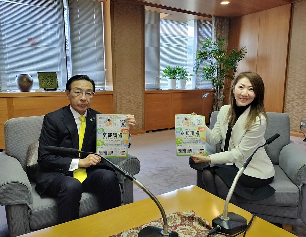 「Kyoto Child Smile(エフエム京都)」の収録に出席する知事
