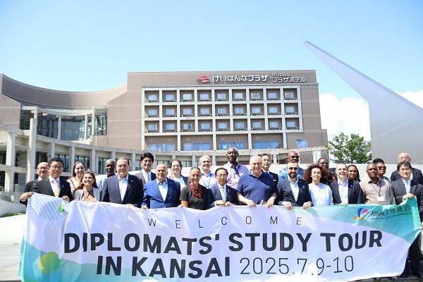 駐日外交団による地方視察ツアーに出席する知事