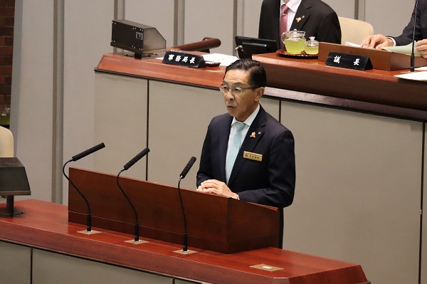 12月府議会定例会に出席する知事