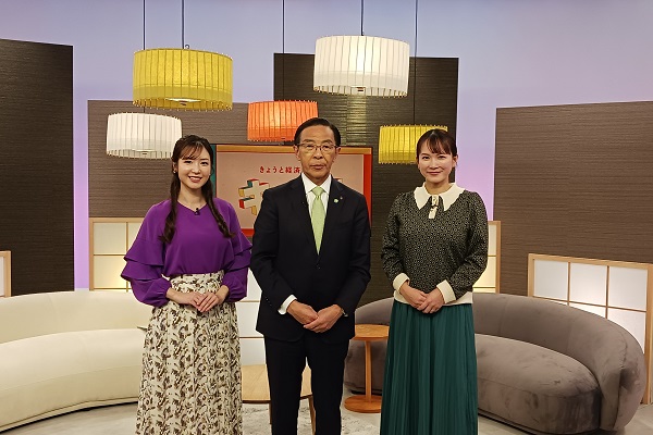 「きょうと経済テラス・キュンと!」に出演する知事