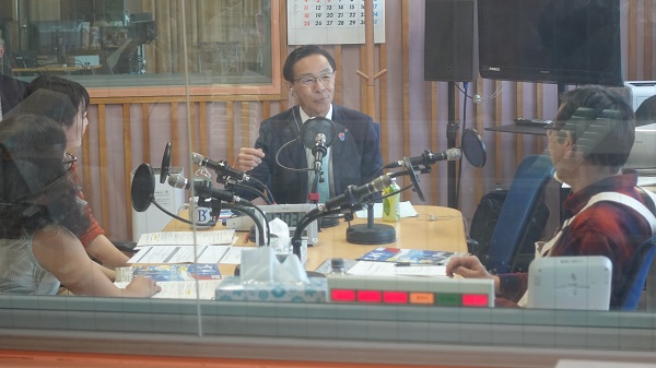 「京都トークRUN」に出演する知事