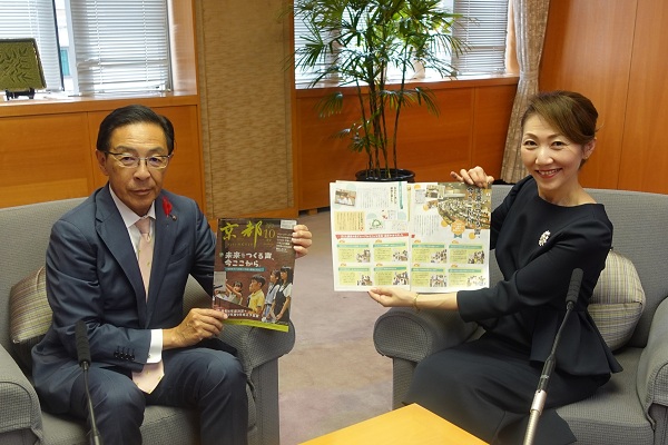 「Kyoto Child Smile(エフエム京都)」の収録に出席する知事