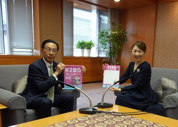 「Kyoto Child Smile（エフエム京都）」の収録に出席する知事