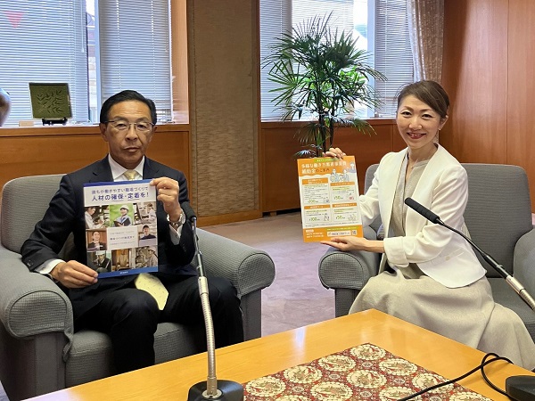 「Kyoto Child Smile(エフエム京都)」の収録に出席する知事