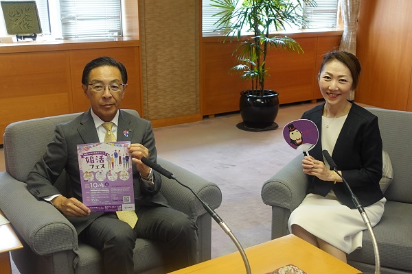 「Kyoto Child Smile(エフエム京都)」の収録に出席する知事