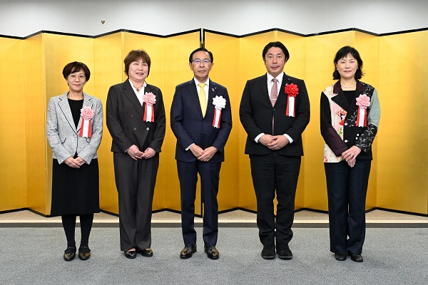 令和7年度「京都府あけぼの賞」表彰式に出席する知事