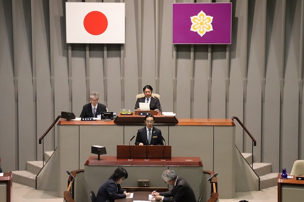 9月府議会定例会に出席する知事