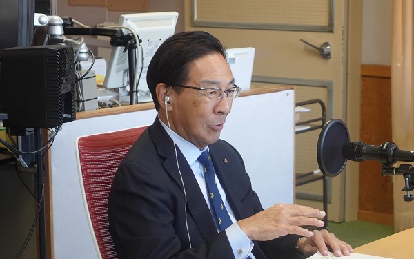 「京都トークRUN」に出演する知事