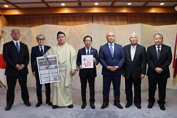 藤ノ川関と甲山親方の表敬訪問に出席する知事