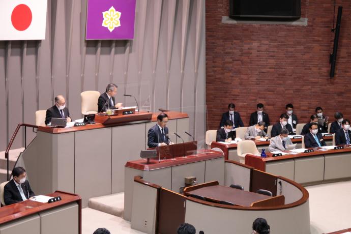 7月府議会臨時会に出席する知事