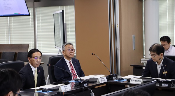 京都府農業渇水緊急対策会議に出席する知事