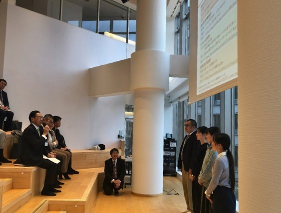 京都ではたらく動画コンテスト成果報告会に出席する知事