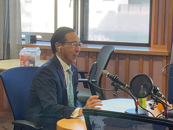 「京都トークRUN」に出演する知事