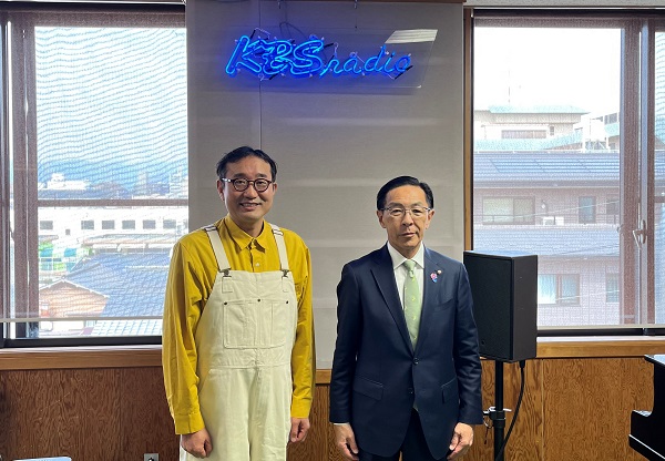 「となりの森谷さん(KBS京都ラジオ)」の収録に出席する知事