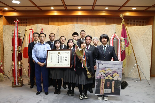 京都府立須知高校が来庁に出席する知事