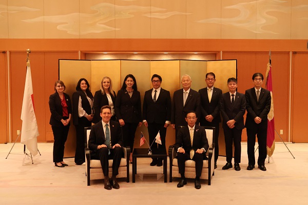 オクラホマ州副知事一行の表敬訪問に出席する知事