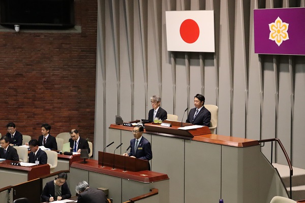 6月府議会定例会に出席する知事