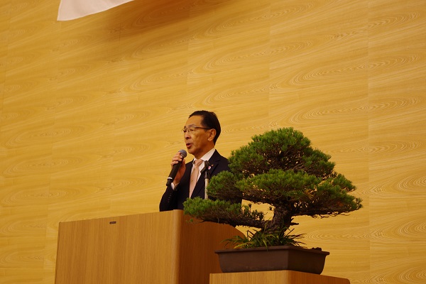 令和7年度新規採用職員辞令交付式に出席する知事