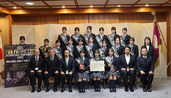 「京都府スポーツ特別奨励賞」表彰式に出席する知事