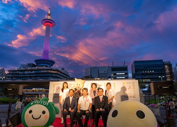ピンクリボン京都駅前ライトアップイベントに出席する知事
