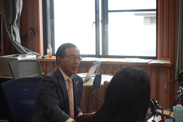 「京都トークRUN」に出演する知事