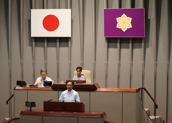 京都府子ども議会に出席する知事