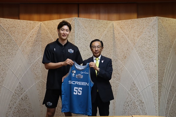 京都ハンナリーズの表敬訪問に出席する知事