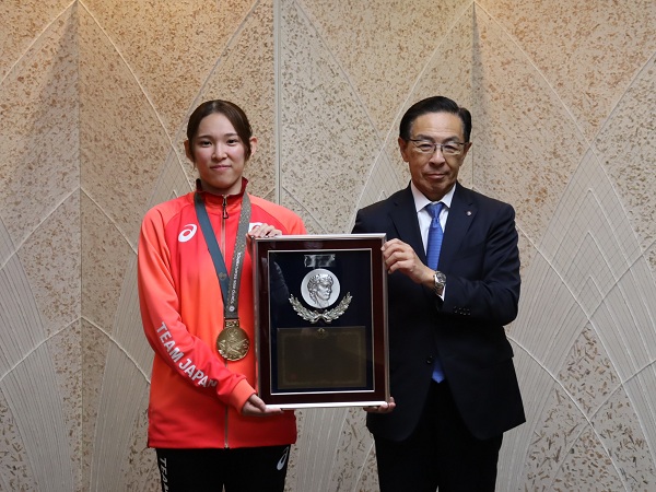 京都府スポーツ賞「特別栄誉賞」表彰式に出席する知事