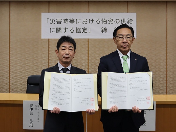 京都府テントシート工業組合との協定締結式に出席する知事