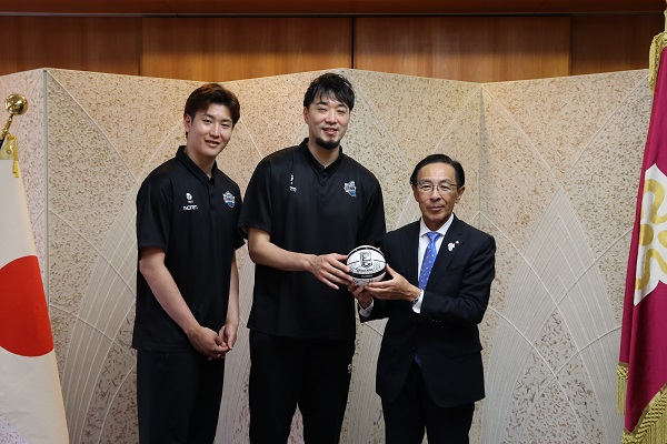 京都ハンナリーズの表敬訪問に出席する知事