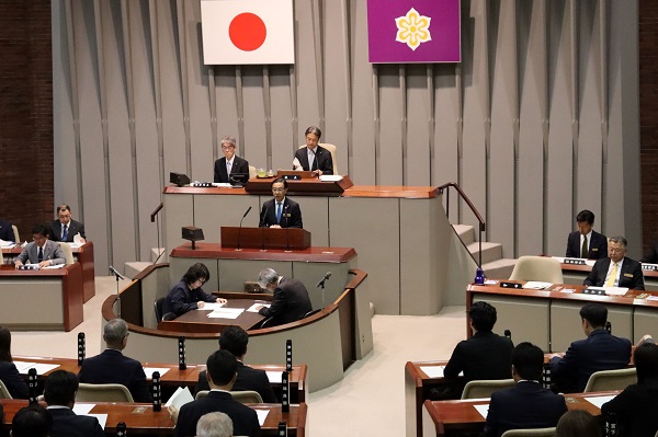 5月府議会臨時会に出席する知事