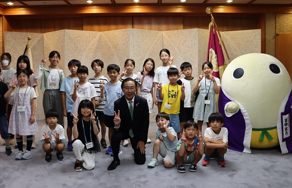 京都府庁子ども参観日に出席する知事