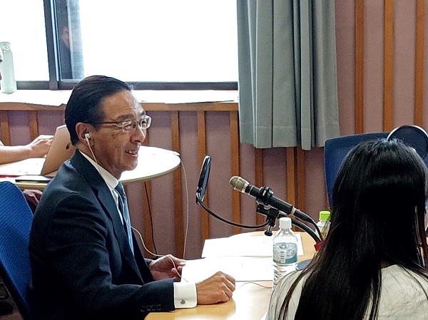 「京都トークRUN」に出演する知事