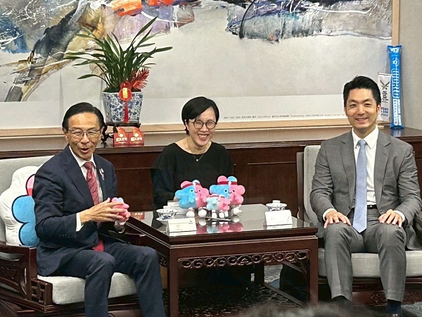 台北市政府市長(ワールドマスターズゲームズ2025大会組織委員会長)との面談に出席する知事