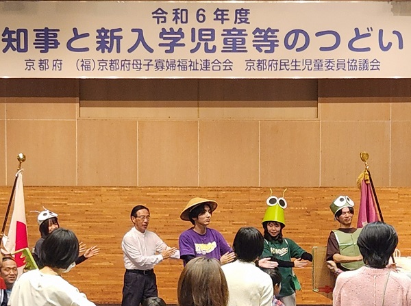 ひとり親家庭を励ます知事と新入学児童等のつどいに出席する知事