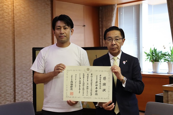 寄附受入に伴う感謝状贈呈に出席する知事