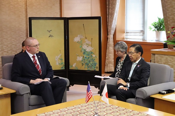 米軍・経ヶ岬通信所司令官の表敬訪問に出席する知事