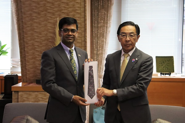 在大阪・神戸インド総領事の表敬訪問に出席する知事