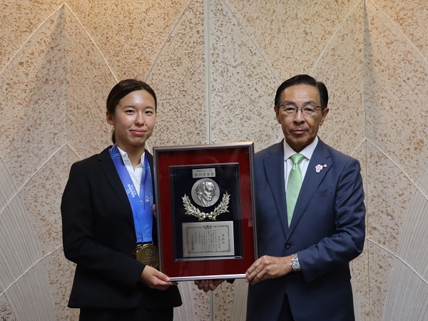 京都府スポーツ賞「特別栄誉賞」表彰式に出席する知事