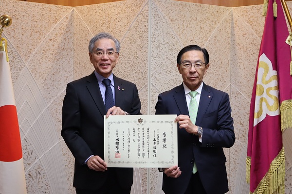 寄附受入に伴う感謝状贈呈に出席する知事