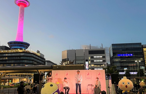 ピンクリボン京都ライトアップイベントに出席する知事