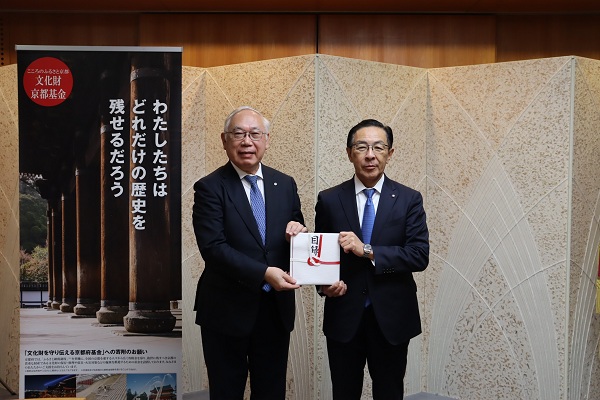 寄附受入に伴う感謝状贈呈に出席する知事