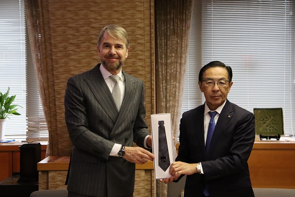 駐日デンマーク王国大使の表敬訪問に出席する知事