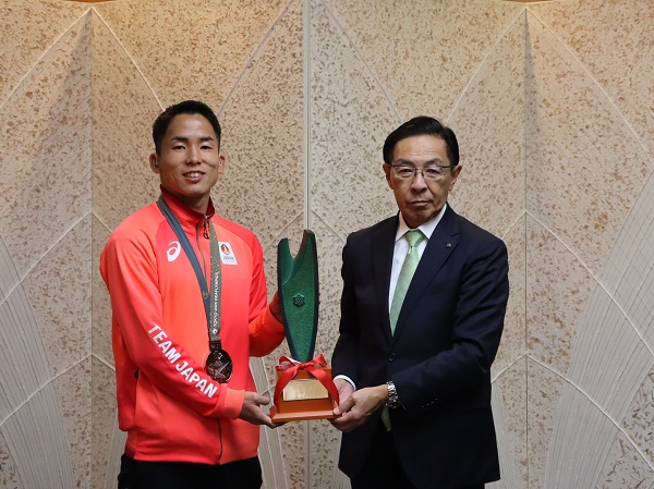 京都府スポーツ賞「特別栄誉賞」表彰式に出席する知事