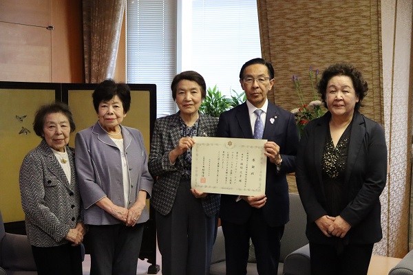 ドナルド・マクドナルド・ハウス京都開設資金寄附の受入に出席する知事